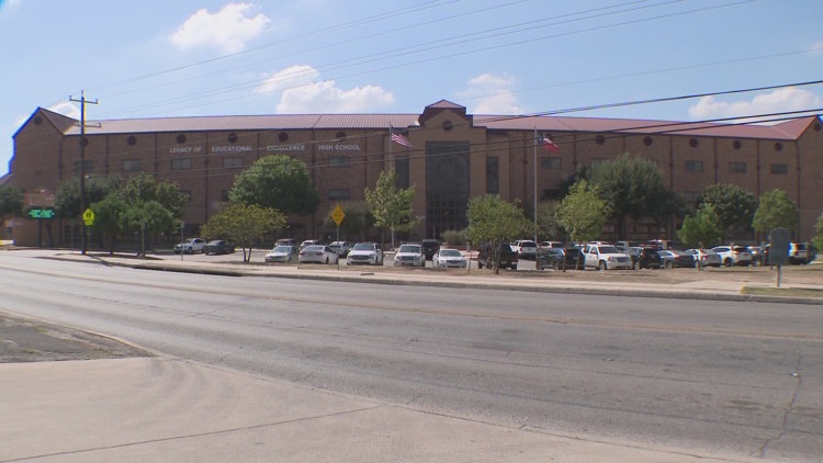 Fox falls through ceiling during LEE High School lunch period, NEISD officials say — KENS 5 (San Antonio), Abilene Schools news