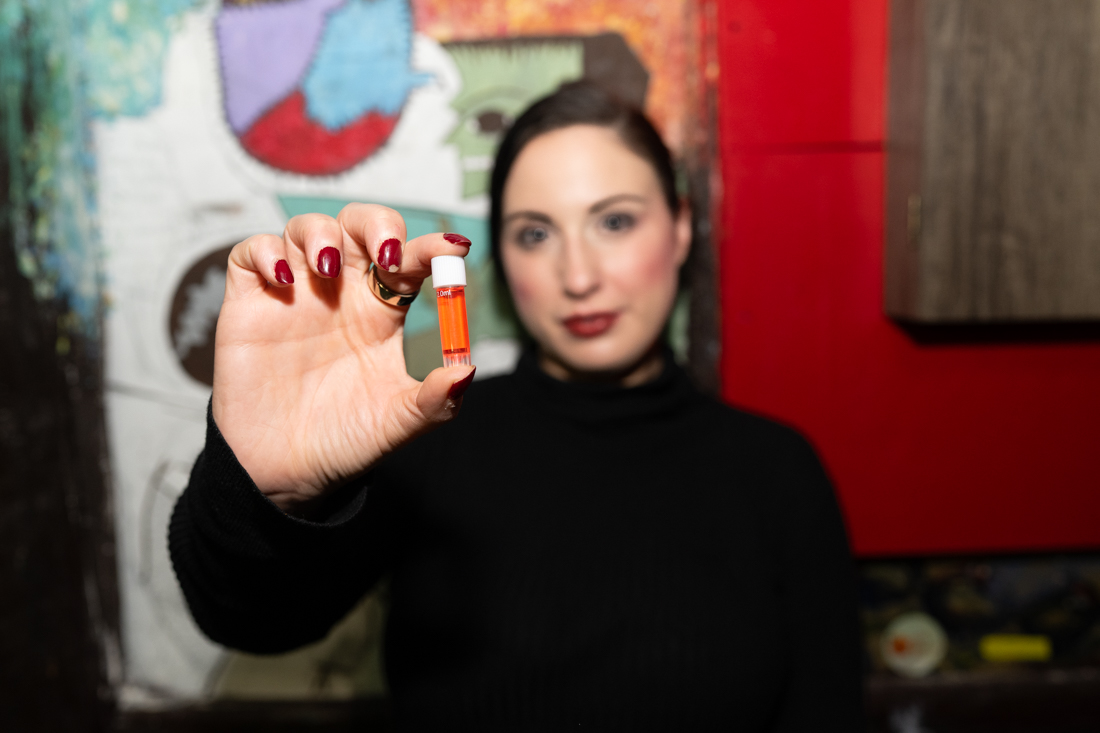 PHOTOS: Elizabeth Holmes lookalikes sport turtlenecks at Churchill’s Pub — Miami New Times, Abilene Dining news